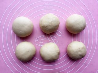 12、椰蓉面包,排气后面团分成6等份，每个大约74-75g左右；静置松弛15分钟；