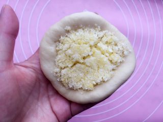 14、椰蓉面包,包入适量椰蓉陷；