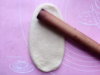 16、椰蓉面包,再用擀面杖擀成长舌状；