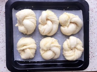 20、椰蓉面包,摆放烤盘上，放室温第二次发酵至2倍左右大小；