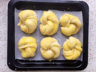 21、椰蓉面包,刷上适量蛋液；