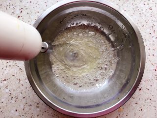 3、纸杯戚风蛋糕,开始打发蛋清；