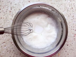 5、纸杯戚风蛋糕,打到蛋白比较细腻的程度时加入剩下的2/1细糖继续打发；