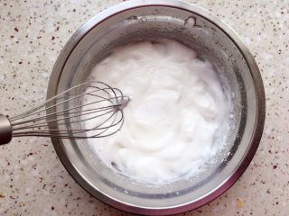 6、纸杯戚风蛋糕,打到有明显纹路时加入剩下的白糖继续打发；