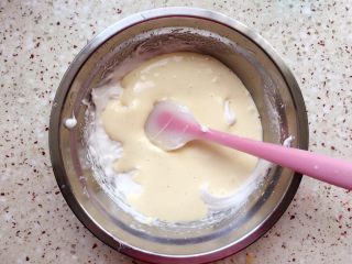 14、纸杯戚风蛋糕,倒入剩下的蛋白里继续翻拌均匀；