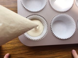 16、纸杯戚风蛋糕,挤入蛋糕模具里；