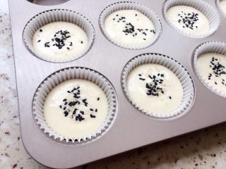 17、纸杯戚风蛋糕,最后撒些芝麻上去；