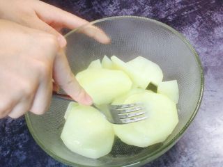 2、香肠土豆棒,用器具压碎！我怀疑我买到了糯土豆！不是那种粉粉的！