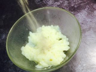 3、香肠土豆棒,捣碎后加入胡椒粉2克，进行调味制作