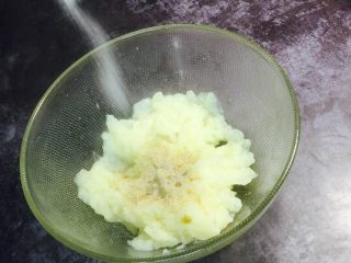 4、香肠土豆棒,再加入食用盐2克