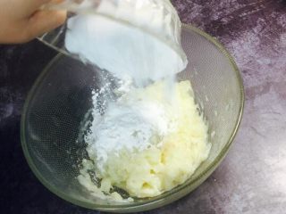 5、香肠土豆棒,糯米粉35克，加入到土豆泥中！可用面粉替代！