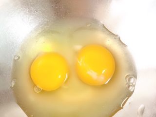 1、淡奶油草莓????玛芬,盆里打入两颗鸡蛋????