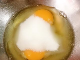 2、淡奶油草莓????玛芬,加入糖