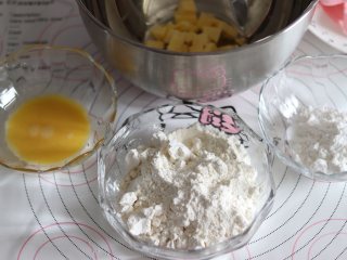 1、卡通小饼干，制作简单，萌趣造型合适亲子烘焙,准备食材，黄油切小块，软化。