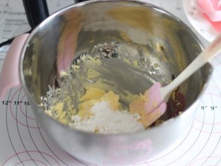 2、卡通小饼干，制作简单，萌趣造型合适亲子烘焙,软化到可以轻易摁压的程度，搅匀，放入糖粉，和黄油拌一拌。