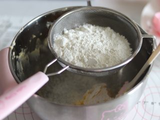 4、卡通小饼干，制作简单，萌趣造型合适亲子烘焙,筛入低筋面粉。