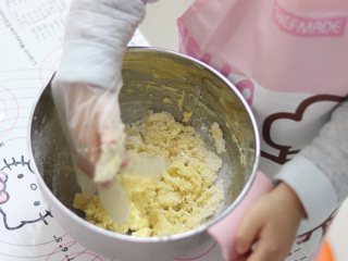 6、卡通小饼干，制作简单，萌趣造型合适亲子烘焙,把散的黄油面粉粒利用手温再聚拢。