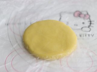 8、卡通小饼干，制作简单，萌趣造型合适亲子烘焙,放入保鲜袋中，压扁，放入冰箱，冷藏30分钟。