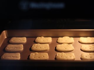 14、卡通小饼干，制作简单，萌趣造型合适亲子烘焙,提前预热烤箱，180度，烤制12分钟左右，边缘上色基本就熟了。