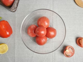 2、超级百搭实用――自制番茄酱,番茄切十字刀