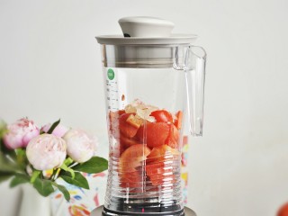 6、超级百搭实用――自制番茄酱,将番茄块、红彩椒块、黄冰糖一起放入破壁机中