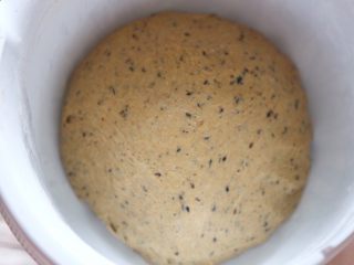 5、三麦低脂代餐健康吐司,放入温暖处或室温发酵至两倍大。