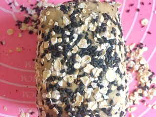 13、三麦低脂代餐健康吐司,卷好后可将表面均匀的粘上燕麦和黑芝麻的混合物。