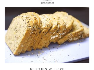 15、三麦低脂代餐健康吐司,发至8分满后，烤箱预热至180度，烤40分钟出炉即可。