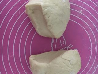 3、黑钻吐司,平均分成两份