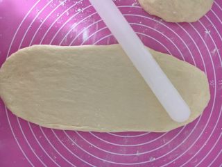 4、黑钻吐司,压扁排气后滚圆擀开成长条