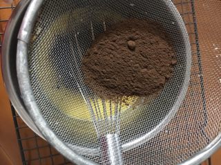 10、黑钻吐司,过筛加入可可粉