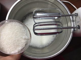 13、黑钻吐司,打蛋器高速打至出现大泡泡加三分之一糖