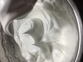 16、黑钻吐司,蛋白打发至硬性发泡，出现小尖角即可