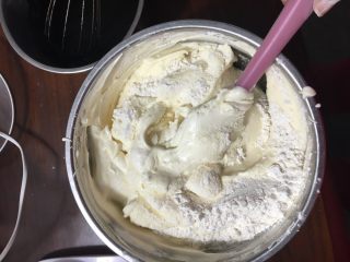 19、黑钻吐司,从盆底翻拌上来搅均匀，不要画圈使劲搅拌，面糊会消泡