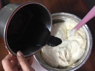 20、黑钻吐司,最后加入可可糊，再次搅匀