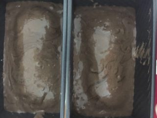 23、黑钻吐司,轻轻振动几下吐司盒，震出气泡，让面糊流淌到位，烤箱170度预热，放中下层烤40分钟左右