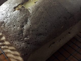 25、黑钻吐司,出炉后晾凉，趁略有余温时密封包装，明天吃还是软软的