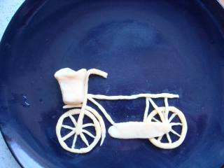 9、#感恩节食谱#绿豆沙之父爱如山,放到车子的前面。