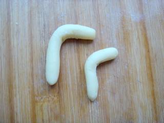 10、#感恩节食谱#绿豆沙之父爱如山,搓一长，一短，两个长条做腿部分。