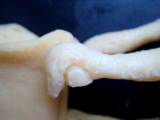 15、#感恩节食谱#绿豆沙之父爱如山,盖上一小块面做手，用竹签划一下，露出车把更形象。