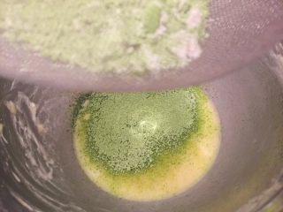 4、波浪抹茶蛋糕卷,筛入低粉和抺茶粉的混合物