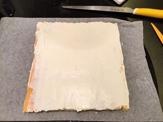 14、波浪抹茶蛋糕卷,淡奶油加糖打发至七、八成,抺在蛋糕正面