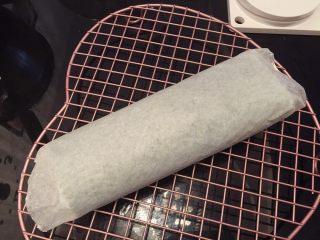 15、波浪抹茶蛋糕卷,利用擀面杖卷起,冰箱冷藏2小时以上
