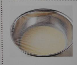 2、双色可丽饼,盖上保鲜膜，或者湿润纱布，静置至少30分钟（夏季的话最好放入冰箱冷藏）这一步完成后，你会发现混合物表面有一层细密的气泡，这是由于之前没有接触到水的小粉粒溶解的缘故。醒面的时间长一点会更好。