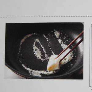 4、双色可丽饼,用厨房纸巾把融化的黄油均匀涂在锅底。这一步很重要，可以帮助饼皮形成漂亮的花纹。如果使用不粘锅，看起来好像会是黄油都被纸巾吸走了，锅里的黄油也分布不均匀，没有关系，这是正常现象，请务必不要省略这一步。如果耽搁太久，黄油焦化过度，饼皮的颜色会太深不好看。一般黄油融化涂匀后就正好。