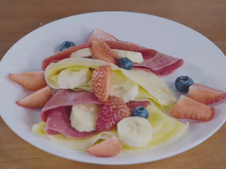 8、双色可丽饼,双莓可丽饼的制作：100ml淡奶油，1/4t樱桃白兰地，10g砂糖，共同打发至提起打蛋器后出现弯角，涂抹在饼皮上。将切小丁的草莓，和洗净沥干的的蓝莓洒在奶油上。将饼皮对折，再次稍错开一点对折，筛上糖粉，装饰上薄荷叶、草莓、蓝莓等，即可食用。