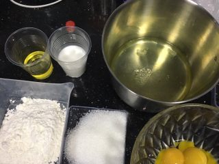 1、自制蛋糕,准备好所有的材料