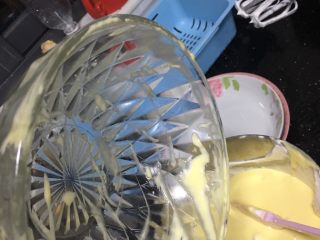 6、自制蛋糕,扰拌好再倒过去蛋白扰拌，记住按Z字形扰拌，这样才不会有太多的气泡