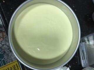 8、自制蛋糕,倒到八寸的模具中