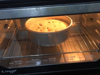 11、自制蛋糕,放进烤箱，上下火160-170度烤40分钟